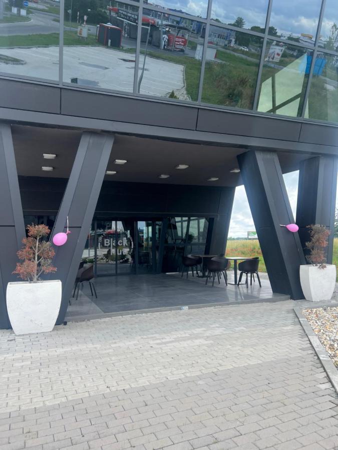 Black Hut Pension&Restaurant *** Hotell Dunajská Streda Eksteriør bilde